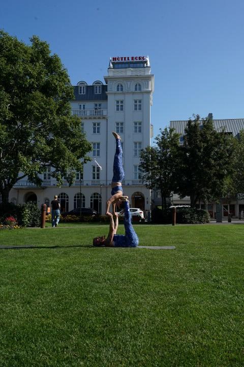 Acro Yoga sýna listir sínar á Austurvelli