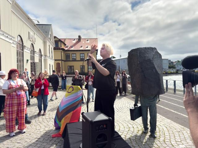 Guðjón Þorgils flytur lag Hinsegin daga við setninguna í dag.