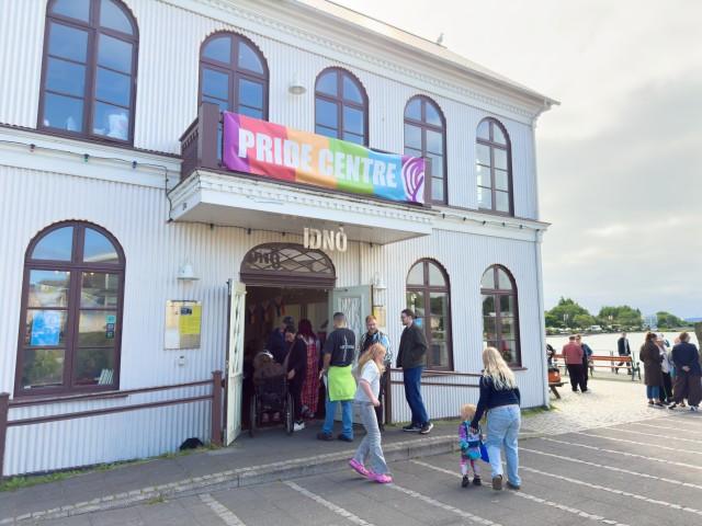 Krítað á stéttina í tilefni Hinsegin daga