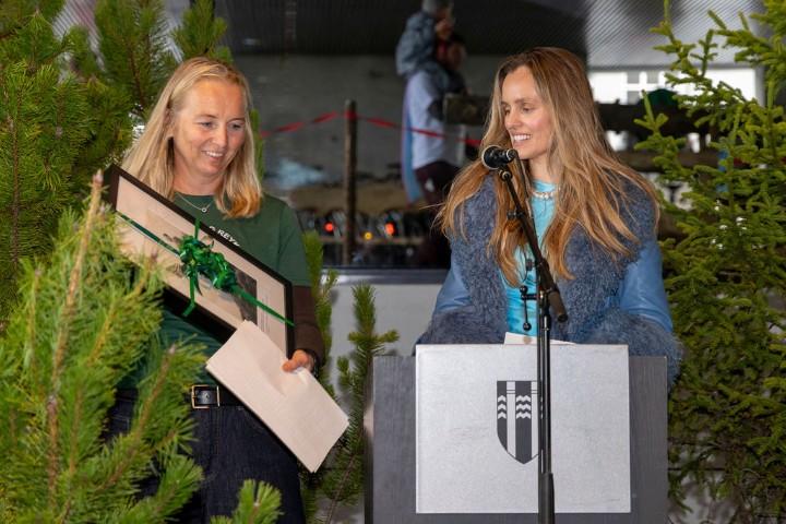 Auður Kjartansdóttir, framkvæmdastjóri Skógræktarfélags Reykjavíkur og Hildur Björnsdóttir, borgarstjóri, í ævintýraskógi Skógræktarfélagsins í Tjarnarsalnum. Ljósm. Karítas Guðjónsdóttir