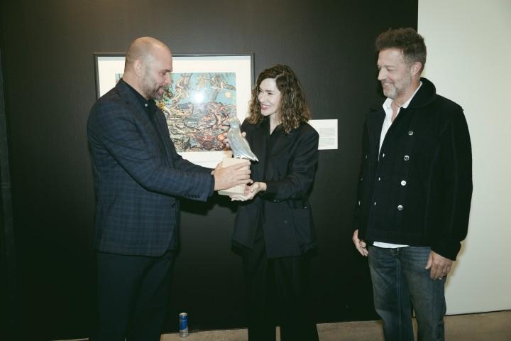 Rúnar Freyr Gíslason, formaður menningarráðs, afhendir David Leitch og Kelly McCormick heiðursverðlaun RIFF