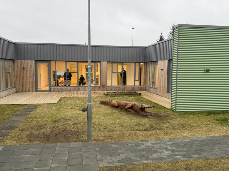 Mynd tekin að utan af nýju viðbyggingunni.