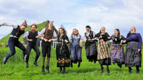 Fólk í íslenkum þjóðbúningum á Árbæjarsafni