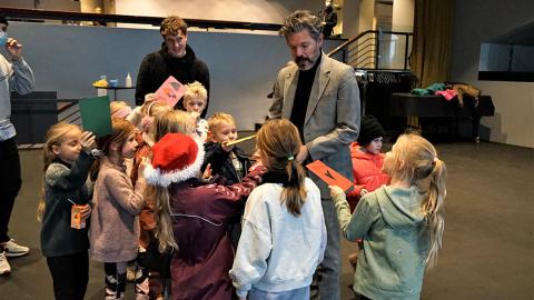 Börnin afhenda borgarstjóra afmæliskortin í Tjarnarsal Ráðhússins.