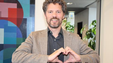 Dagur B. Eggertsson borgarstjóri myndar hjarta með höndunum