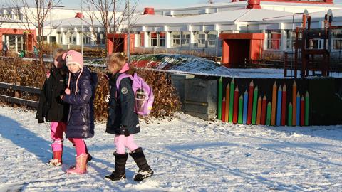 Skólastúlkur í snjónum við Fellaskóla