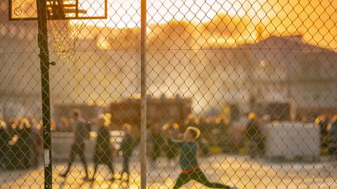 Krakkar að leik á skólalóð