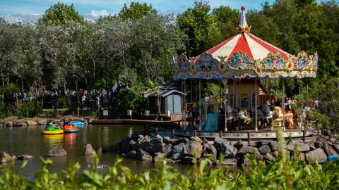 Photo of a 360 degree rotation ride and boats in the Family Park