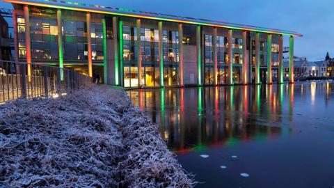 Ráðhús Reykjavíkur með rauðum og grænum jólaljósum