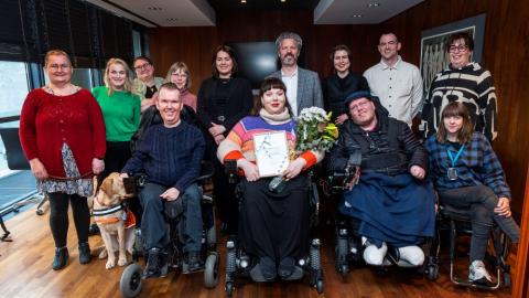 Inga Björk tekur við aðgengisviðurkenningunni.