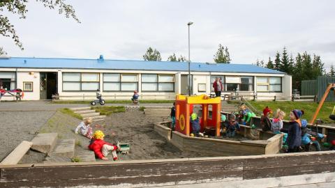 Börn og leiktæki á lóð Hraunborgar.