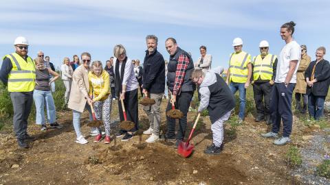 Fyrsta skóflustunga tekin að Brekknaási 