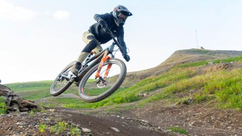 Fjallahjólreiðamanneskja hjólar í æfingabrautinni í Úlfarsfelli.