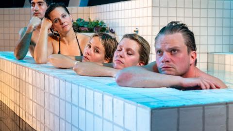 Leiksýningin Sund sem fjallar um sundmenningu Íslendinga.