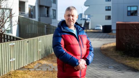 Þórhallur Aðalsteinsson, fulltrúi í íbúaráði Vesturbæjar. Stendur við "jólatrésblokkirnar", í úlpu. Gott veður.