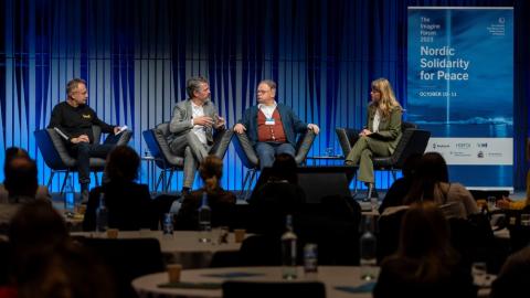 Andriy Sadovyi borgarstjóri Lviv, Dagur B. Eggertsson borgarstjóri Reykjavíkur,  Juhana Vartiainen borgarstjóri Helsinki og Eva Bergþóra Guðbergsdóttir, samskiptastjóri Reykjavíkur sitja í panel á sviði í Norðurljósasal Hörpu á alþjóðlegri friðarráðstefnu.