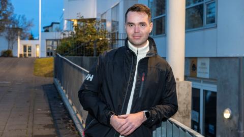 Tómas Örn Guðlaugsson, meðlimur í íbúaráði Grafarvogs. Portrettmynd utandyra.