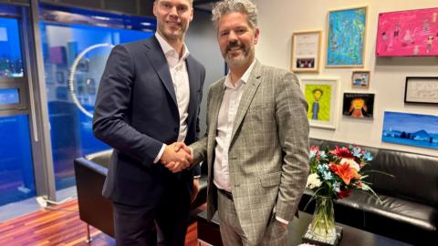 Dagur B. Eggertsson og Jón Arnór Stefánsson takast í hendur á skrifstofu borgarstjóra