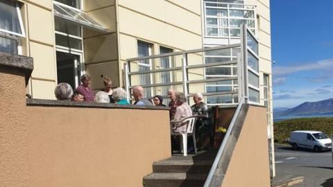 Photo of entrance to Esjutún residential care facility