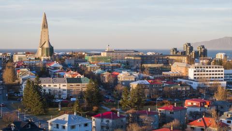 loftmynd yfir hluta borgarinnar, Hallgrímskirkja lengst til vinstri, horft í átt að Snæfellsnesi