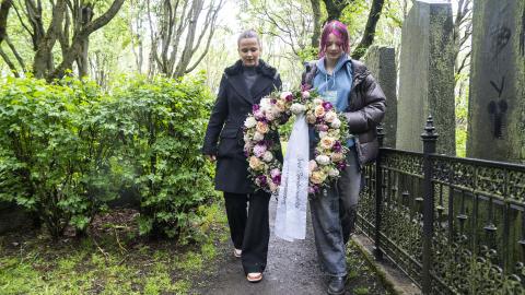 Systurnar Álfrún Hanna og Lóa Björk Gissurardætur ganga með blómakrans í Hólavallakirkjugarði til að leggja á leiði Bríetar Bjarnhéðinsdóttur 2024