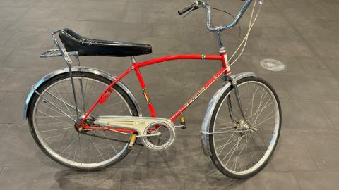 Gamalt og fallegt, rautt reiðhjól.