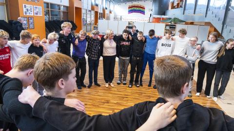 Halla Tómasdóttir, forseti Íslands, fékk ungmenni úr Ingunnarskóla í kærleikshring með sér á Forvarnardaginn 2024