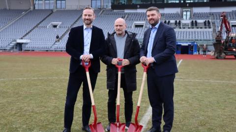 Borgarstjóri, formaður KSÍ og mennta- og barnamálaráðherra með skóflur á Laugardalsvelli