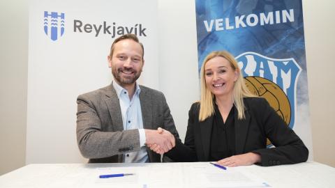 Borgarstjóri og formaður Fram undirrituðu samning