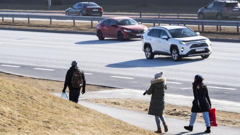 Gangandi fólk í umferðinni