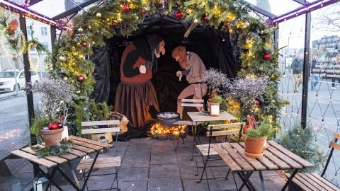 Gróðurhús, stólar og borð, jólaskreyting og útstilling af Grýlu og Leppalúða.