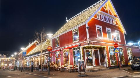 Fálkahúsið decorated for Christmas at night