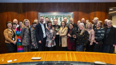 Hópmynd í Ráðhúsinu, starfsfólk á bak við Betri borg fyrir börn með verðlaunagripinn fyrir Seoul Smart City verðlaunin. Borgarstjóri Einar Þorsteinsson með hópnum.