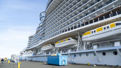 Skemmtiferðaskip við bryggju í Sundahöfn. Nærmynd af hlið skipsins, sést í himinn vinstra megin í ramma.