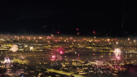 Loftmynd af flugeldum í borginni.