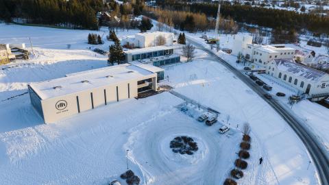 loftmynd af Hinu húsinu og svæðinu þar í kring, við rafstöðina í Elliðaárdal. Vetur, snjór.
