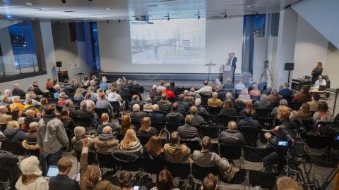 Overview of the packed meeting room.