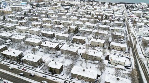Aerial photo, winter. Vesturbær. Hringbraut in foreground, Hofsvallagata to the right, ocean in background.