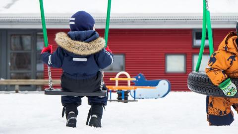 Börn í rólum á leikskóla.