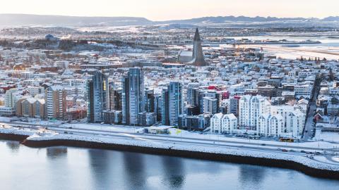 Loftmynd af Reykjavík að vetri til. Þunnt snjólag yfir öllu. Skúlagata í forgrunni.