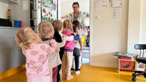 Börn í röð í leikskóla.