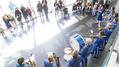 lúðrasveit og áhorfendur í Hörpu á Big Bang tónlistarhátíð