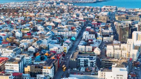 Aerial photo of Reykjavík, with Hverfisgata in the center and Seltjarnarnes in the distance.