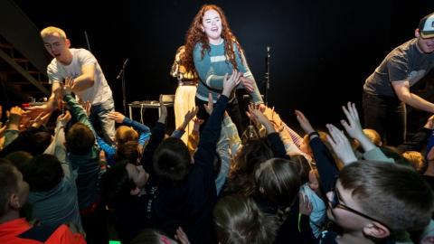 Hljómsveitin Inspector Spacetime flytur lagið Hlaupasting við mikinn fögnuð nemenda í Fossvogsskóla