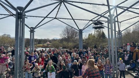 Fjöldi fólks tók þátt í dansatriði Dans Afrika í Ævintýrahöllinni