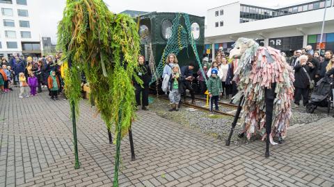 Two "monsters" at the Arts Festival, photo taken by the cranes at Miðbakki. People watching.