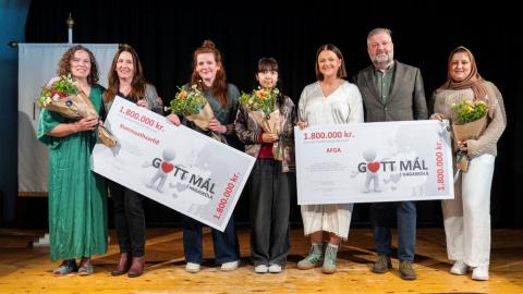 Afhending söfnunarfés.