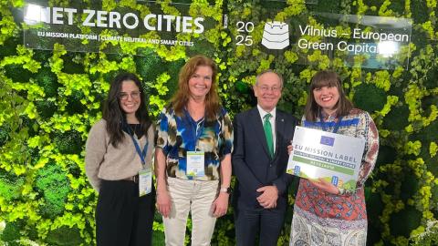 Fjórar manneskjur sem standa upp við vegg.