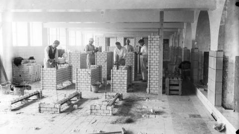 1935-1937, masons building walls and tiling in the changing rooms of Sundhöll Reykjavík. Photo by Óskar Gíslason