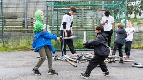 Skylmingar með frauðplastsverðum.